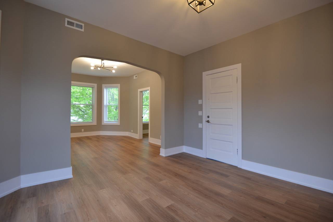 Chicago, IL 60618,4113 N Damen Avenue #3F