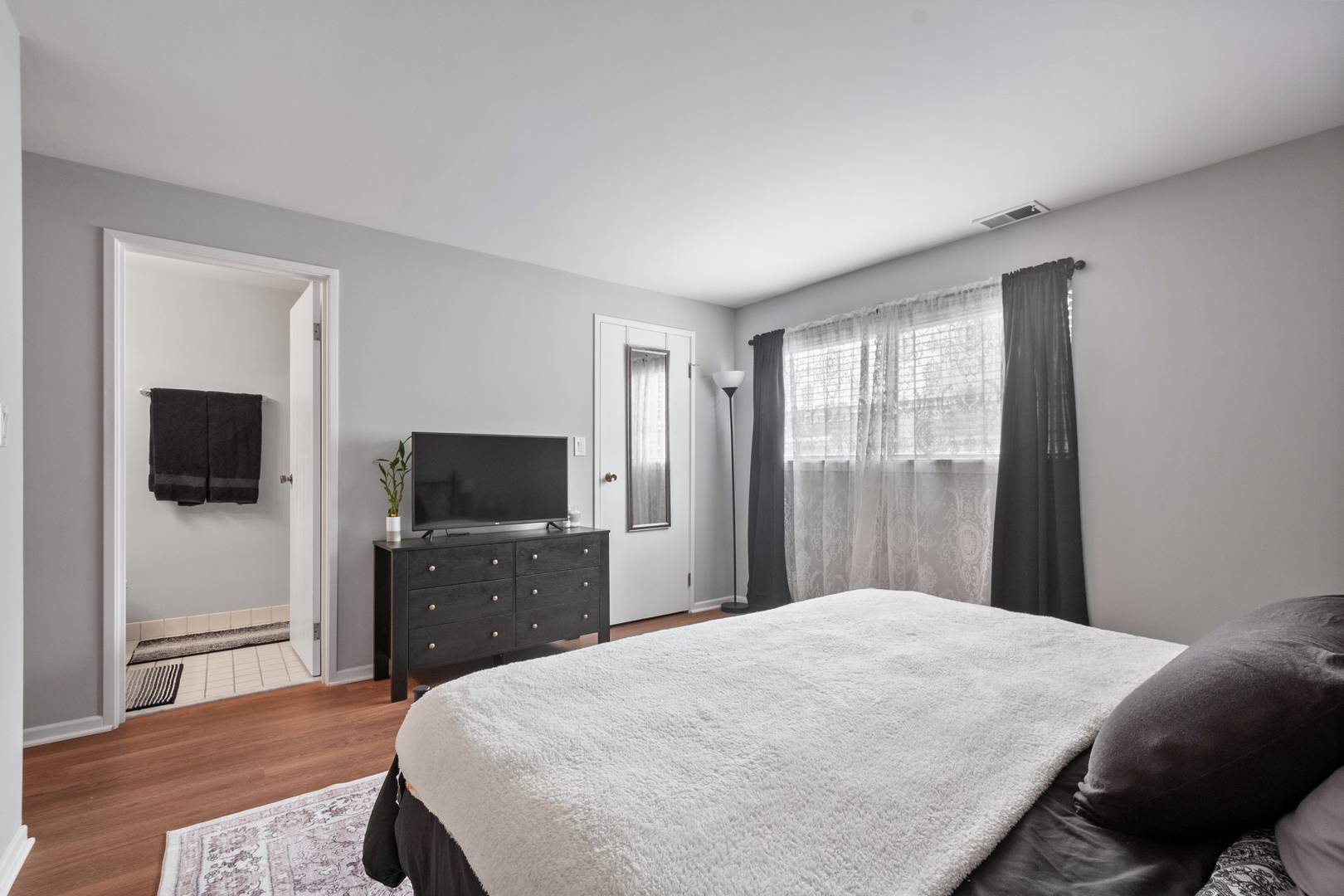 Highland Park, IL 60035,550 Vine Avenue #205