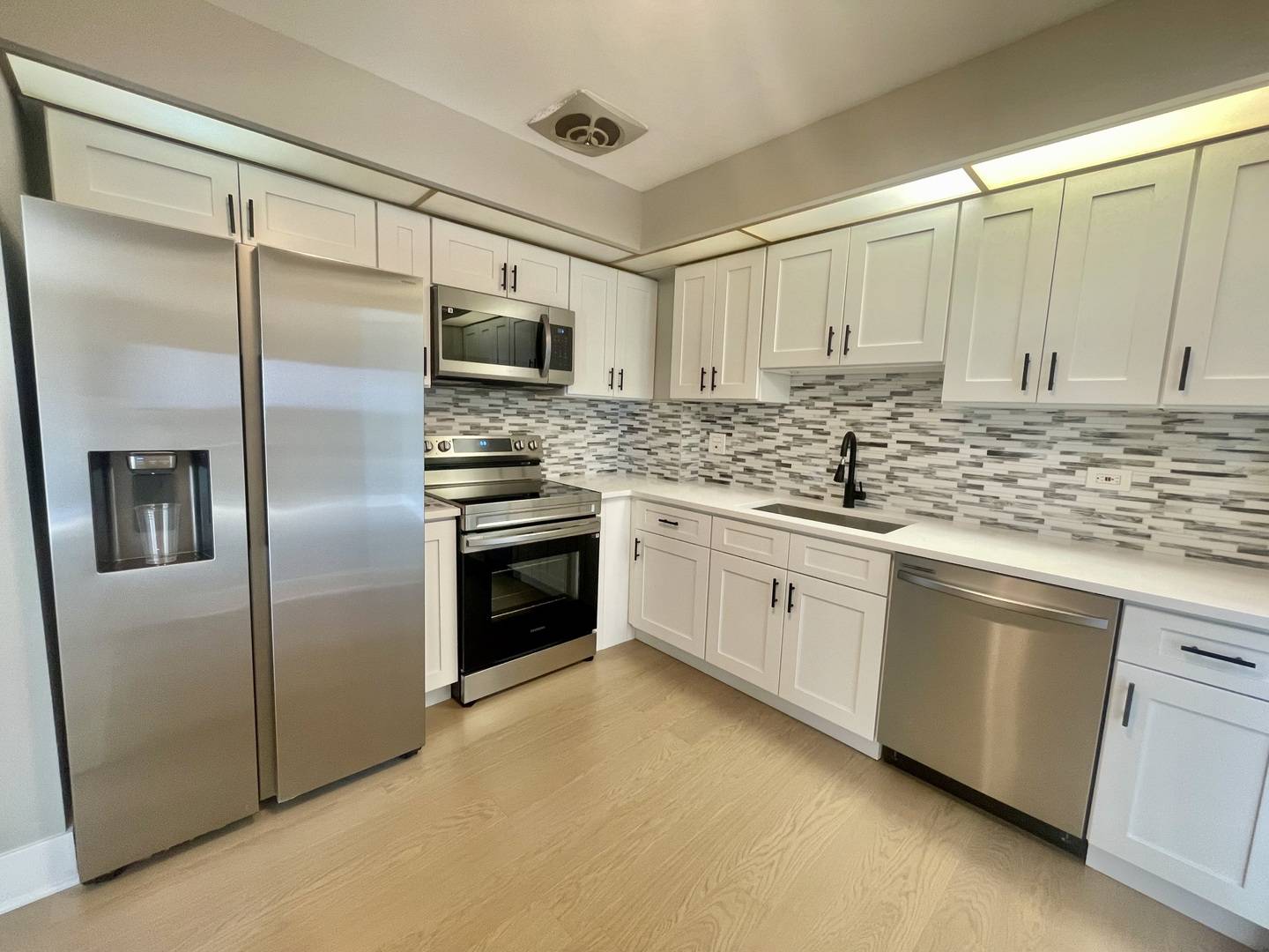Chicago, IL 60641,4125 N Keystone Avenue #605