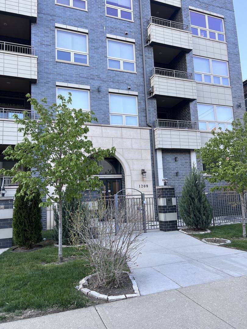 Chicago, IL 60637,1208 E 64th Street #2A