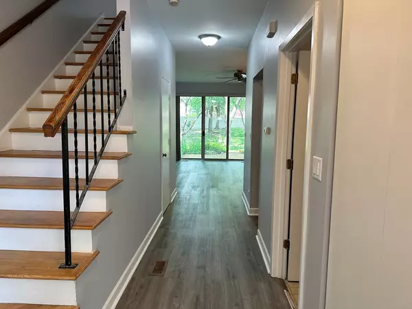 Schaumburg, IL 60193,1122 REGENCY Drive
