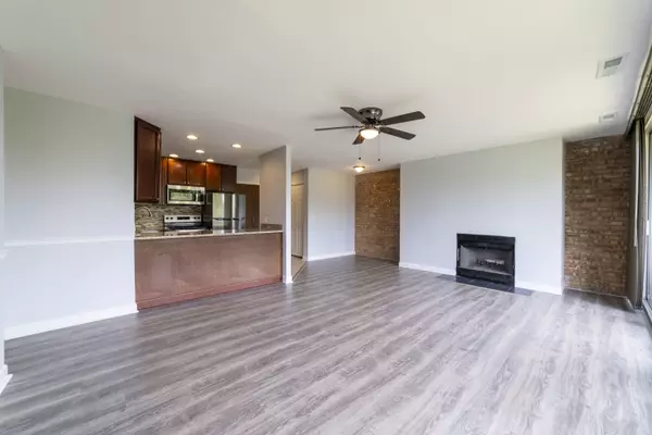 Lisle, IL 60532,6020 Oakwood Drive #2F