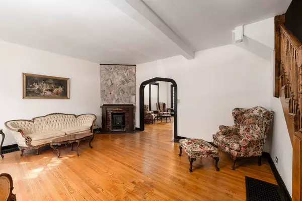 Chicago, IL 60613,4244 N Ashland Avenue