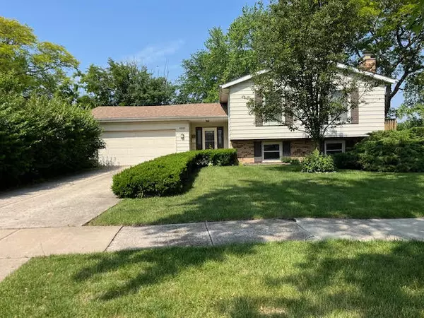 2134 S Hull Drive, Wheaton, IL 60189