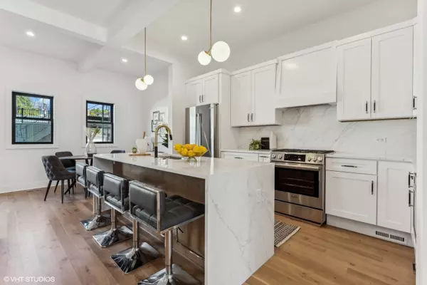 Chicago, IL 60618,2417 W DAKIN Street
