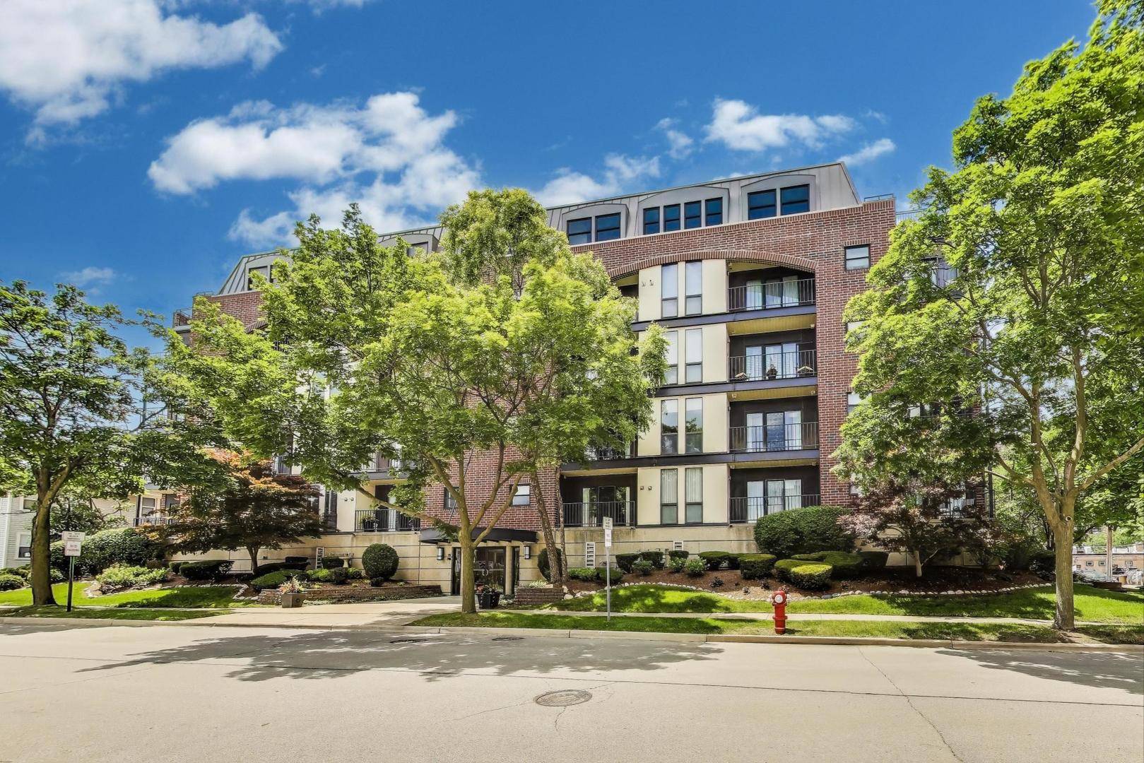 Arlington Heights, IL 60005,110 S Evergreen Avenue #4CS