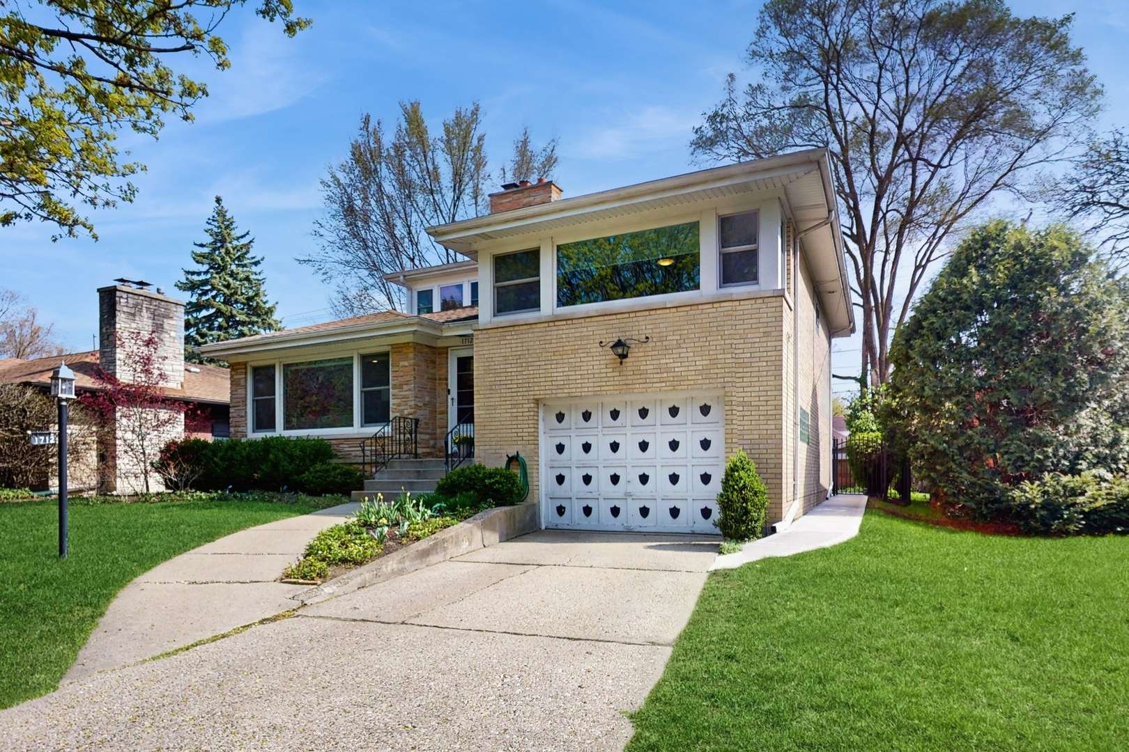 Evanston, IL 60202,1712 Dobson Street