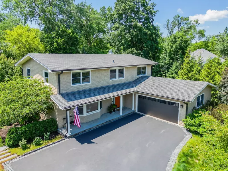 821 Sandstone Drive, Libertyville, IL 60048