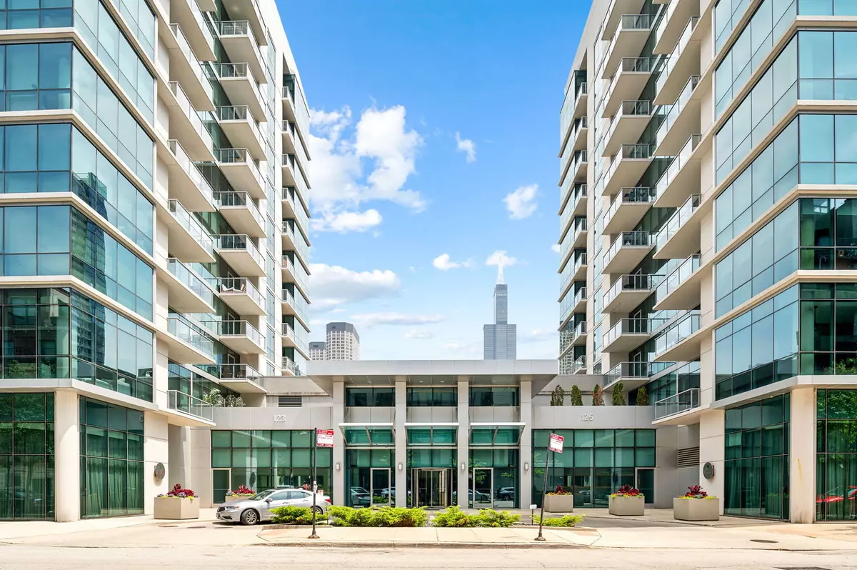 Chicago, IL 60607,123 S Green Street #1108B