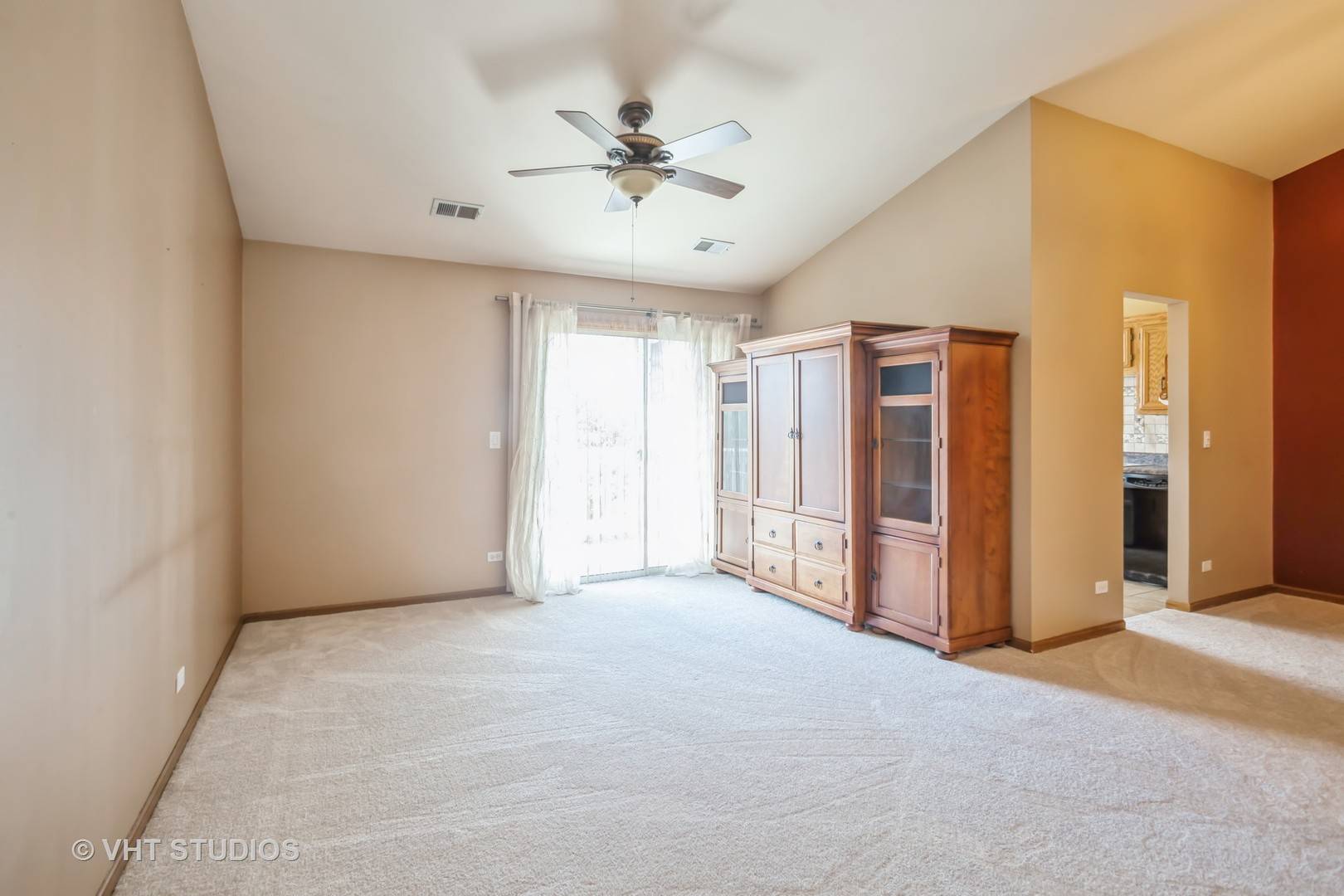 Schaumburg, IL 60193,2482 Charleston Drive #4