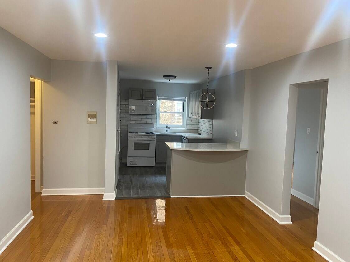 Chicago, IL 60645,7361 N Ridge Boulevard #2D