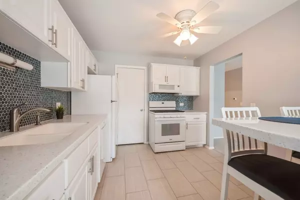 Schaumburg, IL 60193,371 Southbury Court #B2