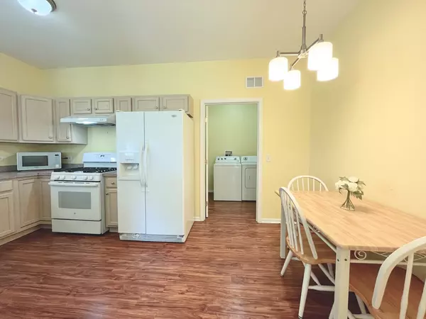 Mchenry, IL 60050,913 Yorktown Street