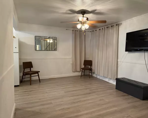 Round Lake Beach, IL 60073,1318 Pine Grove Avenue