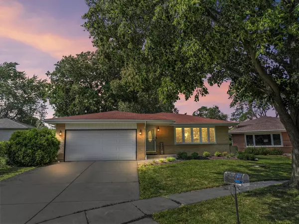 Palatine, IL 60074,2135 N Haig Court