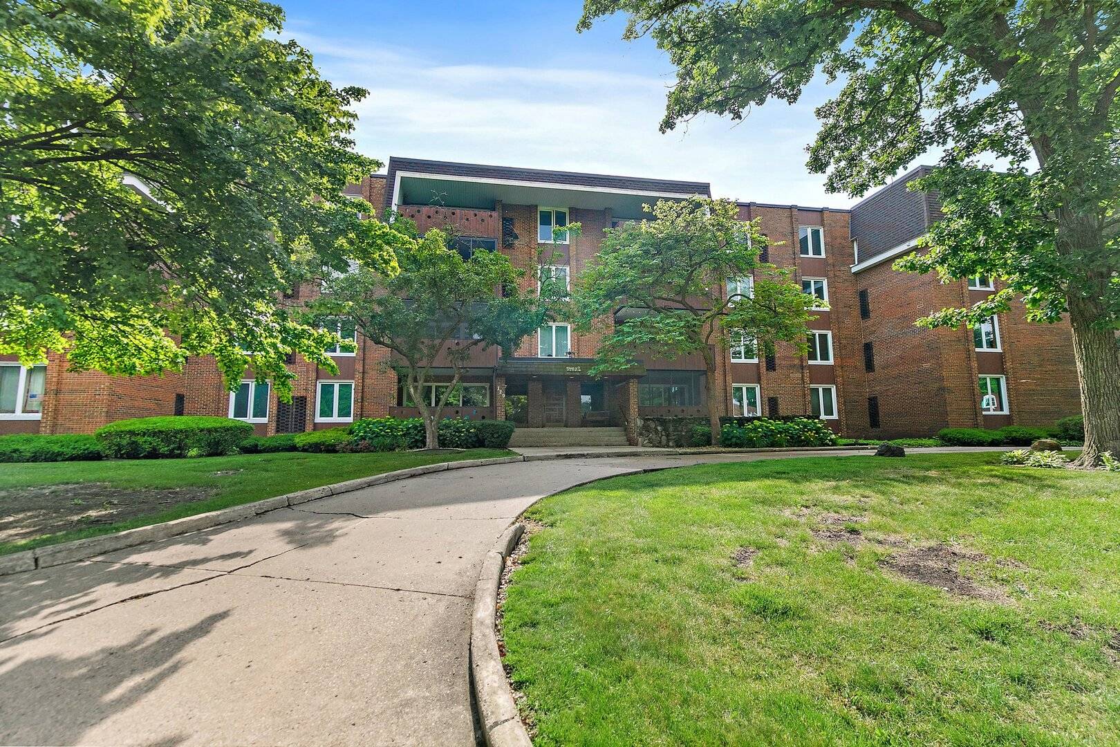 129 S Spruce Avenue #208, Wood Dale, IL 60191