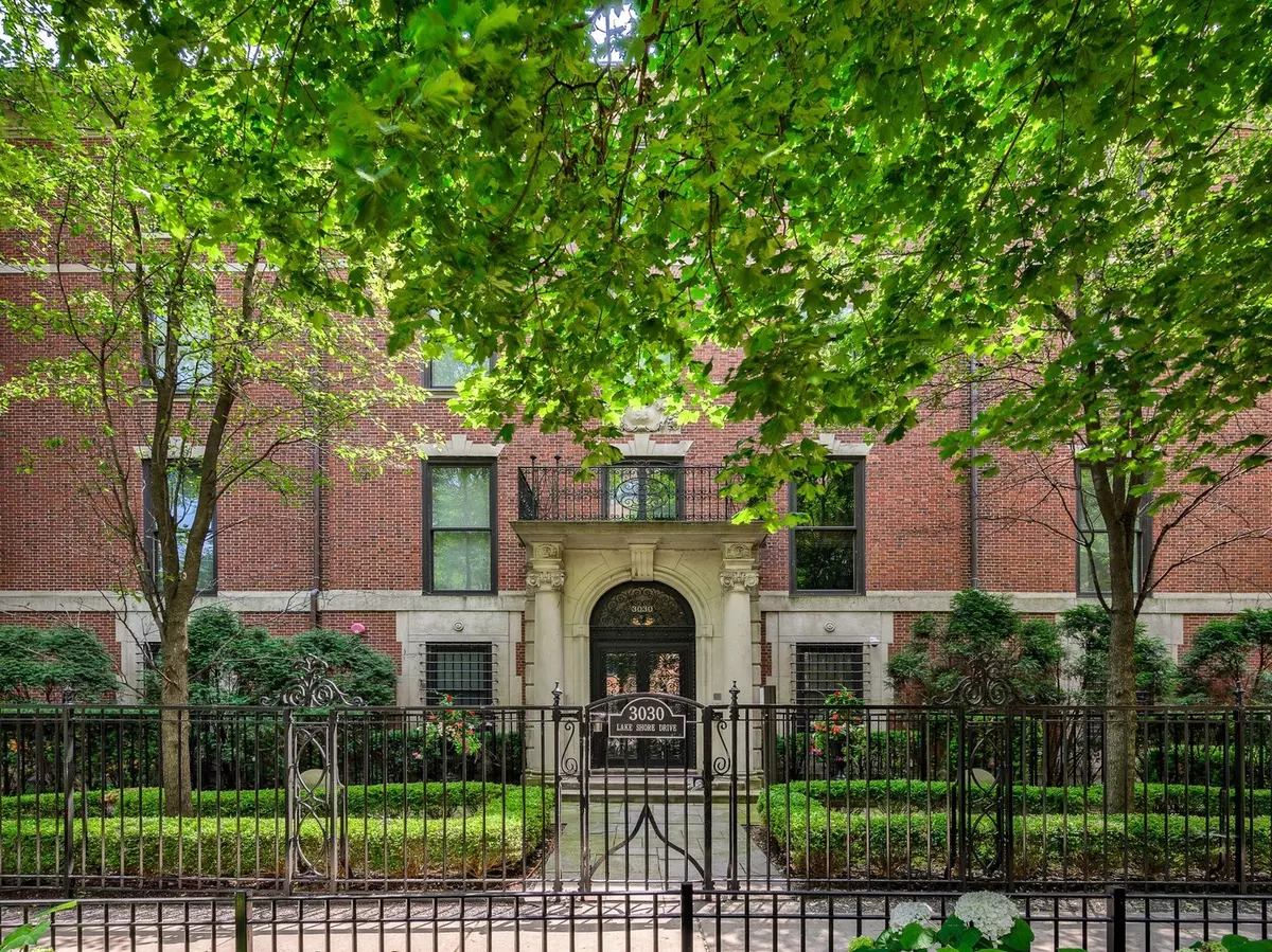 Chicago, IL 60657,3030 N LAKE SHORE Drive #PH401