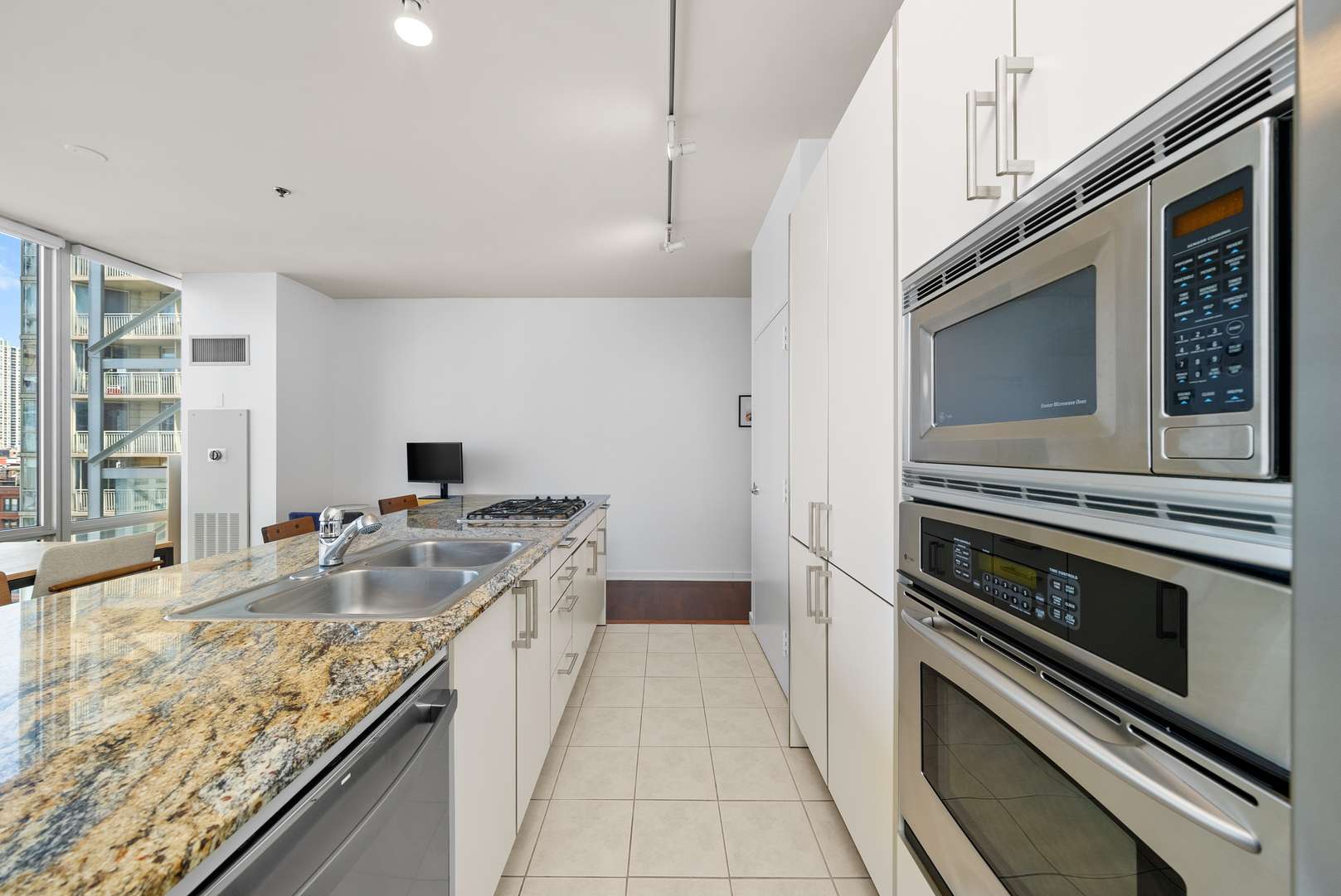 Chicago, IL 60654,653 N Kingsbury Street #1006