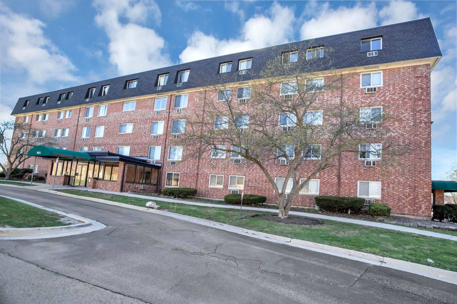5011 VALLEY Lane #201, Streamwood, IL 60107