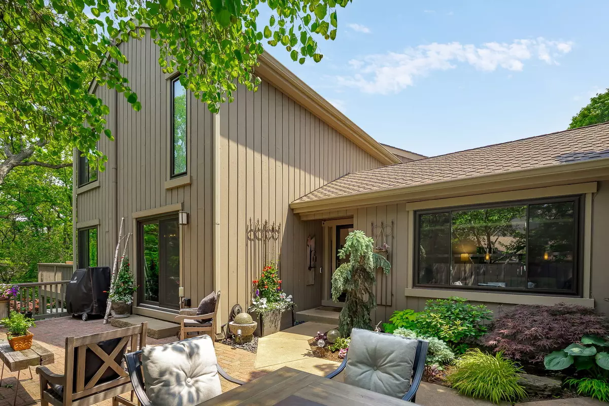 Barrington, IL 60010,303 Bluff Court #303