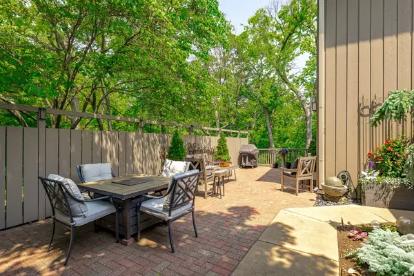 Barrington, IL 60010,303 Bluff Court #303