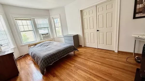 Chicago, IL 60659,6214 N Mozart Street #2W
