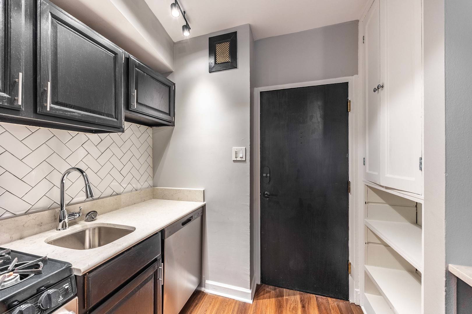 Chicago, IL 60610,1140 N La Salle Drive #624