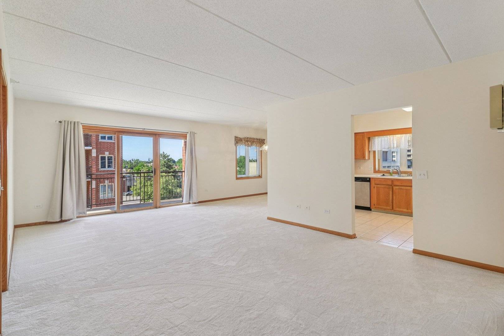 Skokie, IL 60077,5005 Warren Street #403