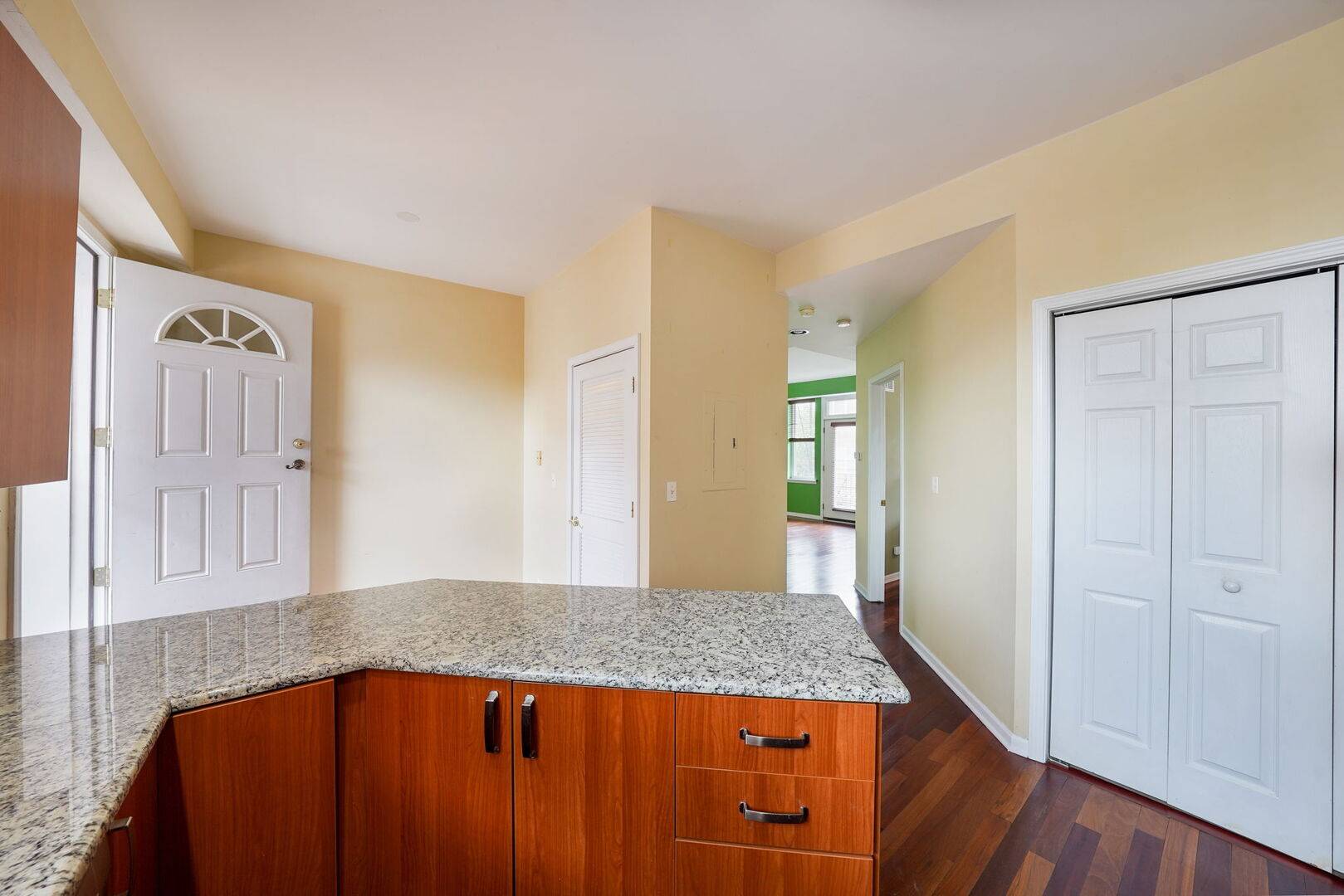 Chicago, IL 60618,3002 W Montrose Avenue #2A