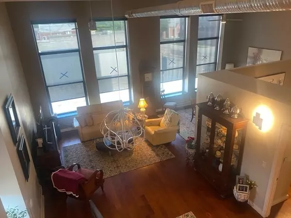 Bloomington, IL 61701,212 N Center Street #205