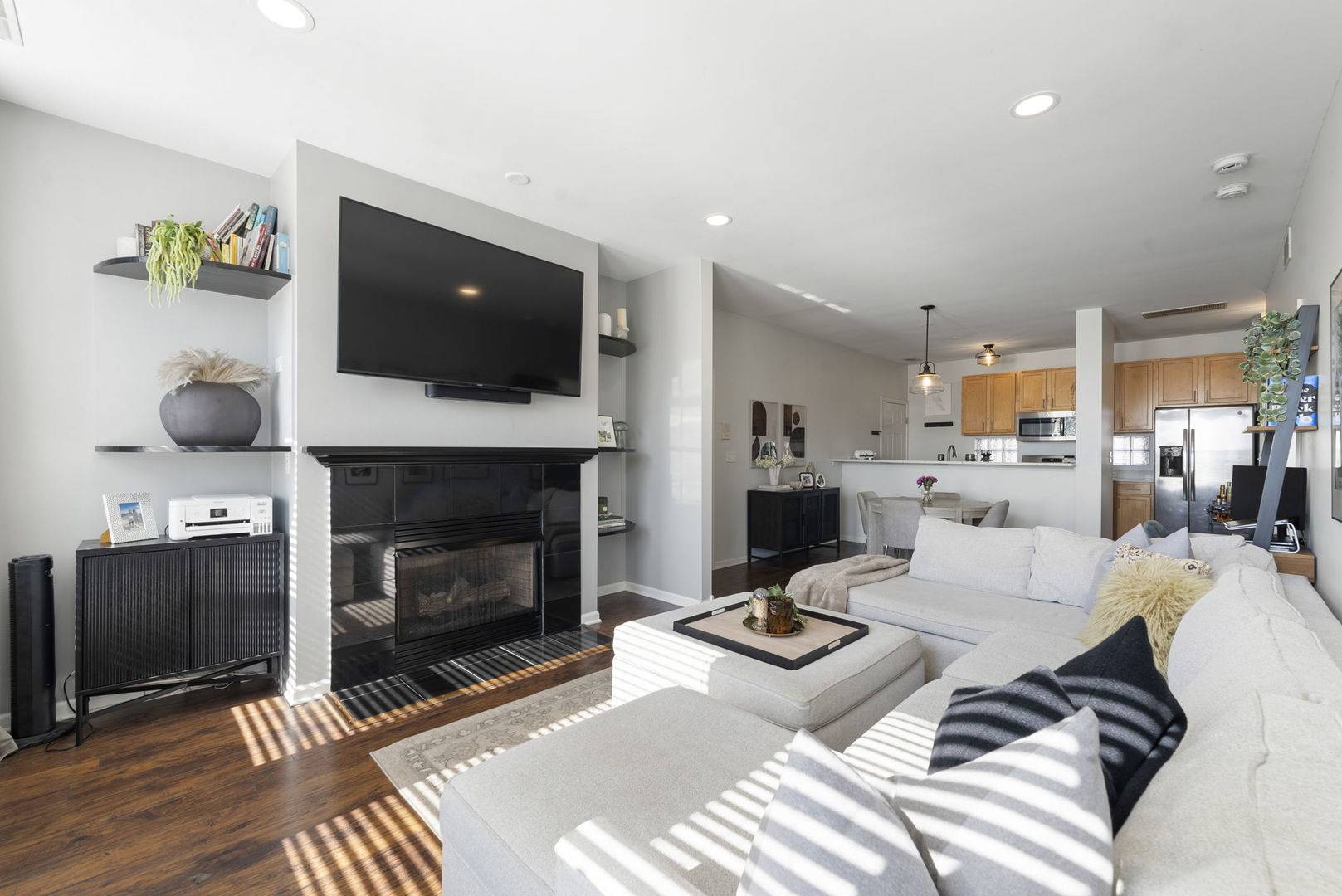 Chicago, IL 60610,1255 N Orleans Court #1104