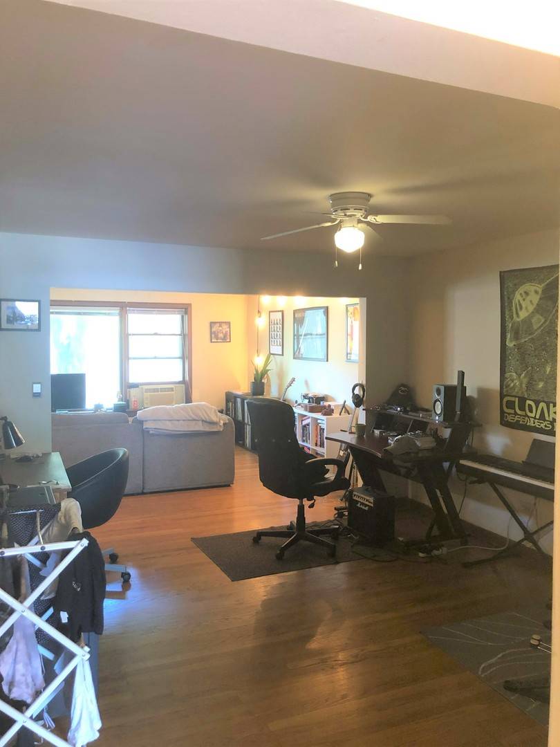 Chicago, IL 60618,4208 N LEAVITT Street #1