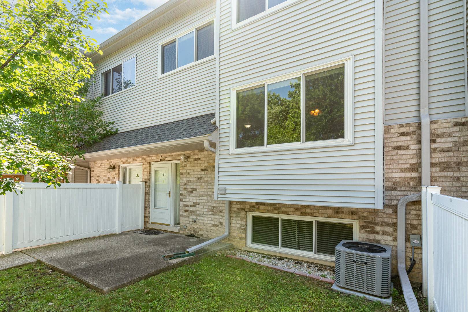 Aurora, IL 60504,392 Park Ridge Lane #B