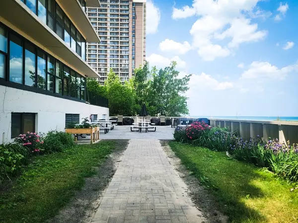 Chicago, IL 60660,5801 N Sheridan Road #8A
