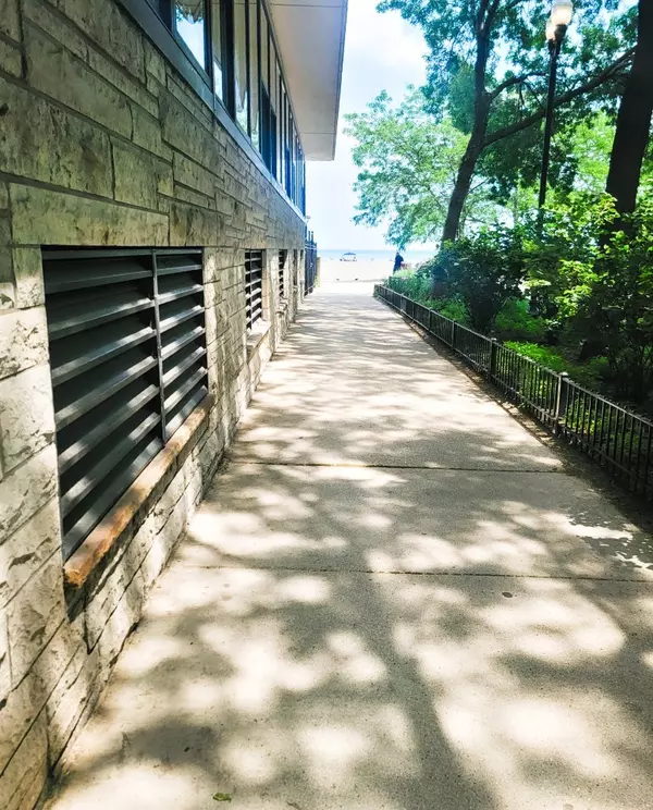 Chicago, IL 60660,5801 N Sheridan Road #8A