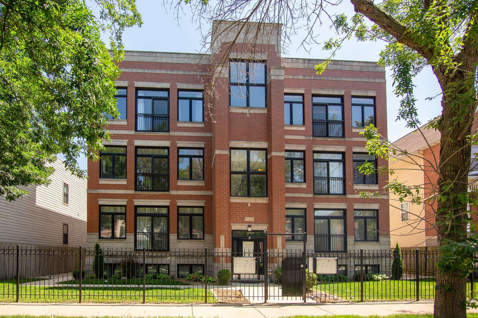 633 E Bowen Avenue #1E, Chicago, IL 60653