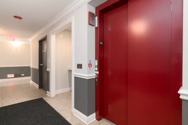 Park Ridge, IL 60068,20 S Fairview Avenue #4N