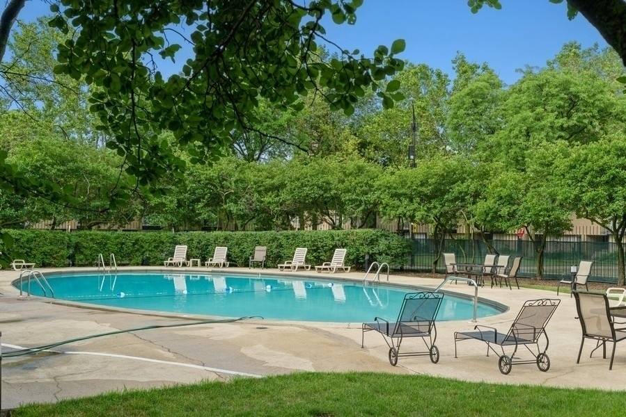 Chicago, IL 60637,1400 E 55th Place #304S