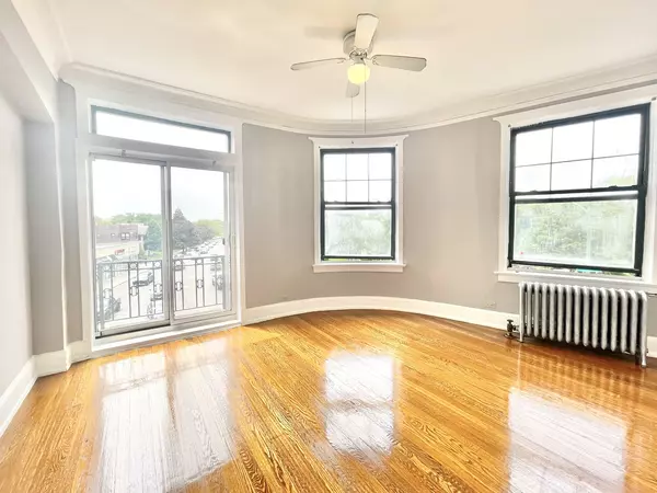 Chicago, IL 60645,7133 N Ridge Boulevard #3