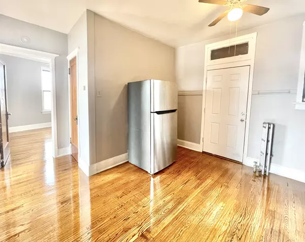 Chicago, IL 60645,7133 N Ridge Boulevard #3