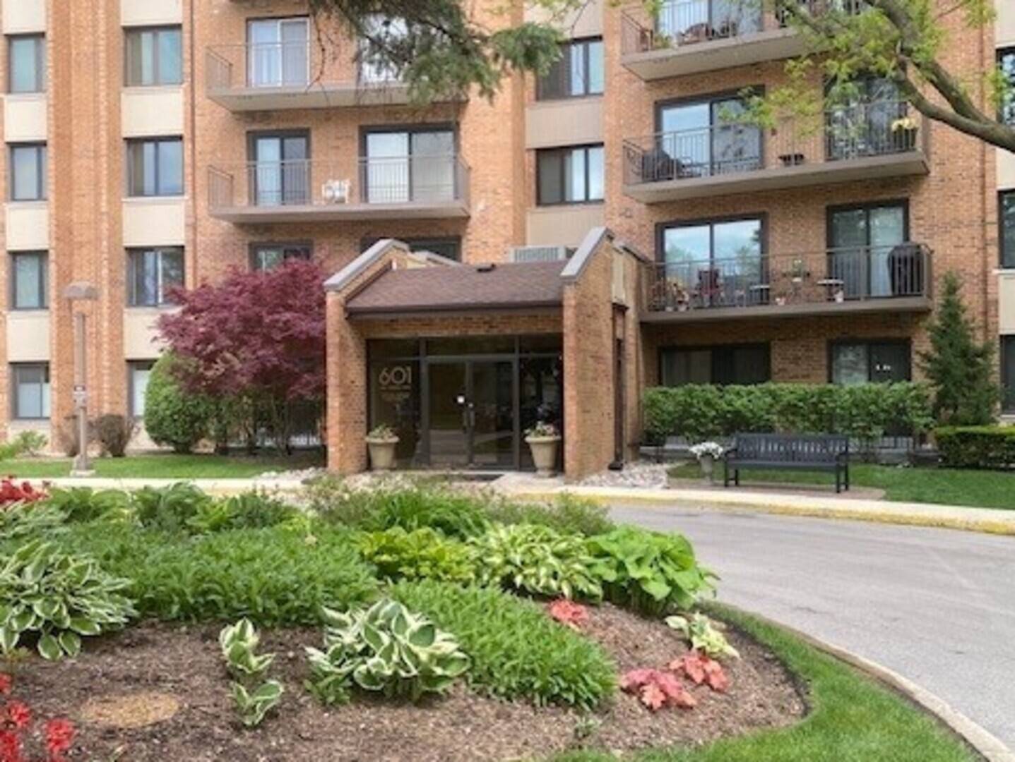 601 Lake Hinsdale Drive #104, Willowbrook, IL 60527