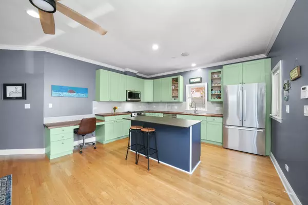 Chicago, IL 60657,1749 W Roscoe Street #1