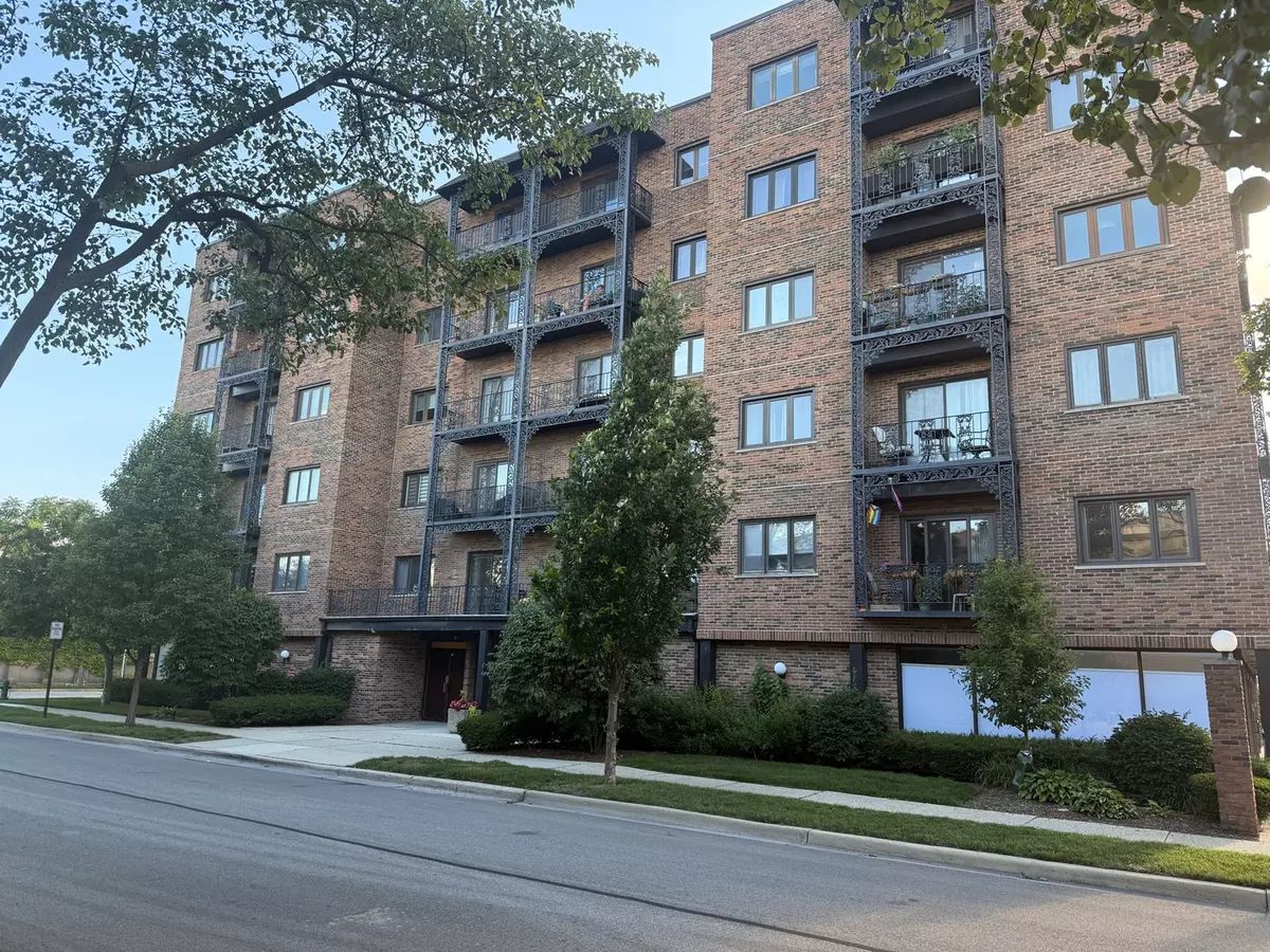 River Forest, IL 60305,414 Clinton Place #302