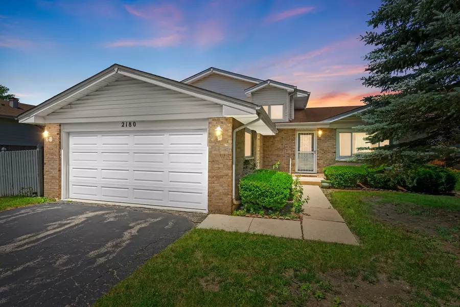 2180 Newport Circle, Hanover Park, IL 60133
