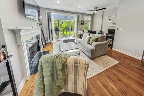 Chicago, IL 60618,3015 N Damen Avenue #2