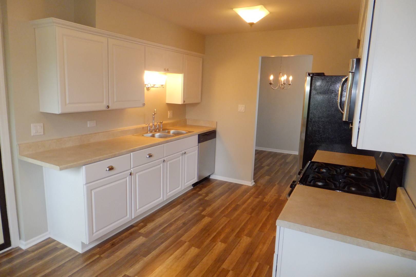 Schaumburg, IL 60193,905 Knottingham Drive #2A