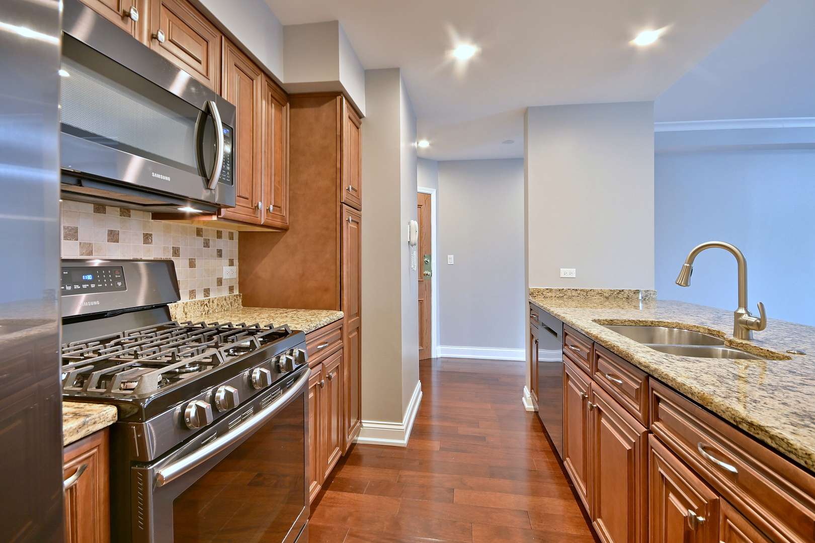 Harwood Heights, IL 60706,7420 W Lawrence Avenue #402