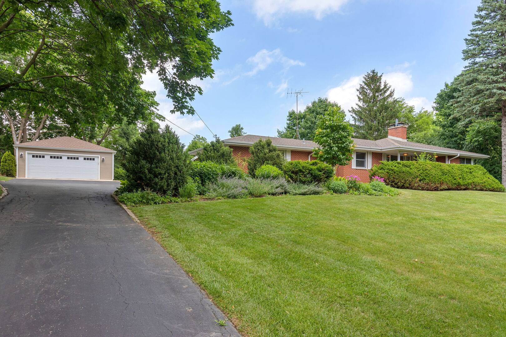Barrington, IL 60010,240 Roslyn Road