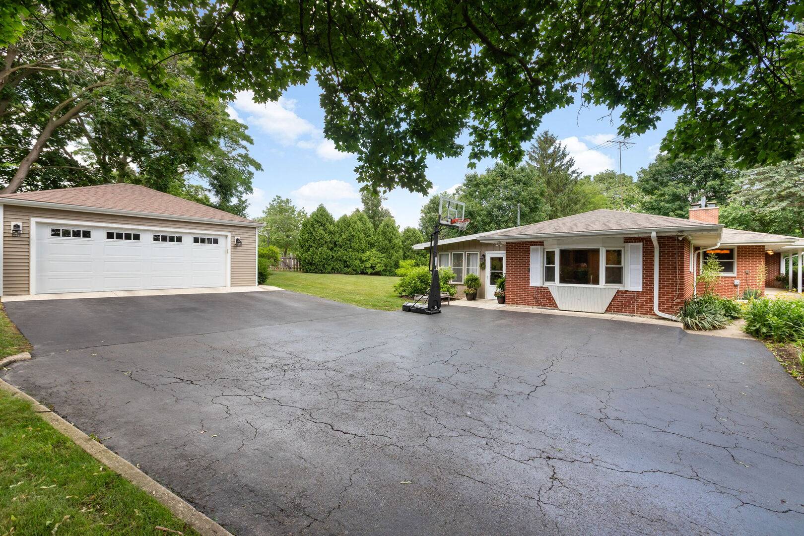 Barrington, IL 60010,240 Roslyn Road