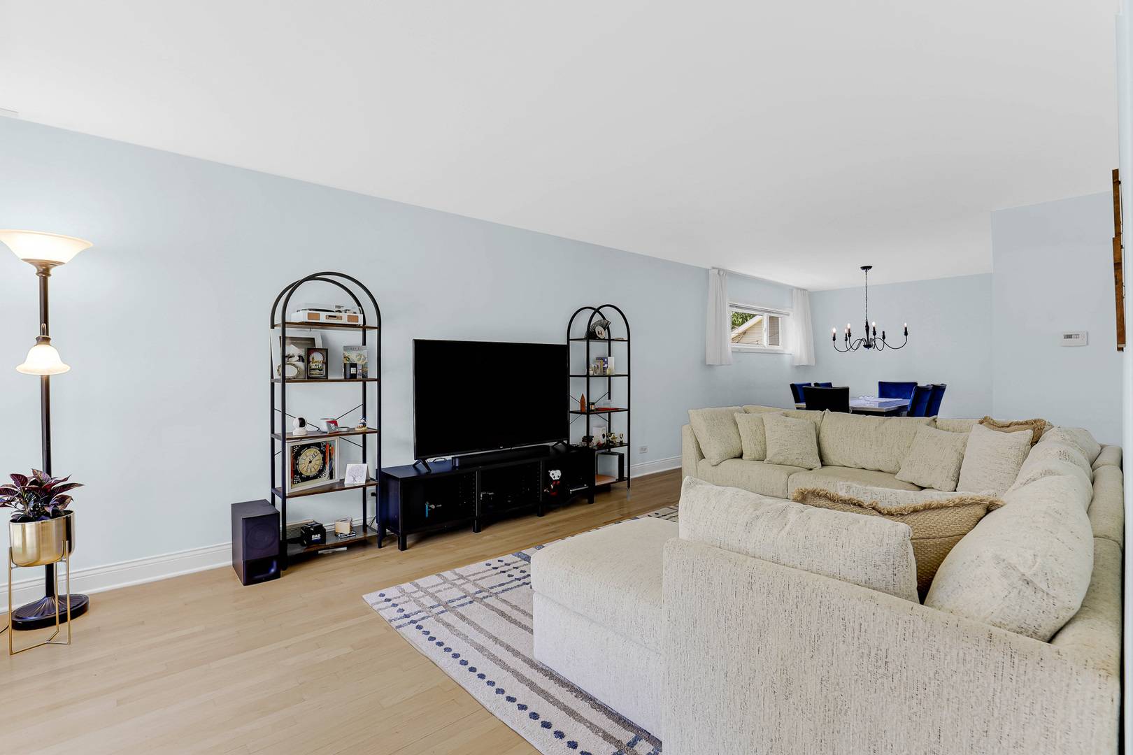 Chicago, IL 60646,6310 W ESTES Avenue